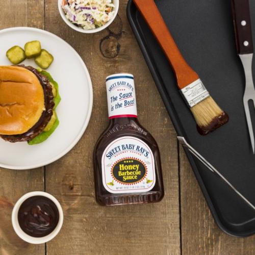 C'est la sauce barbecue qui fait le succ�s d'un vrai barbecue am�ricain avec Sweet Baby Ray's